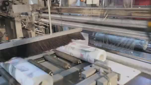 卷起墙纸。墙纸工厂的输送机生产线。输送线上的一卷墙纸. — 图库视频影像