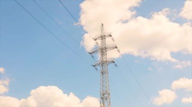 Aktarım kulesi arka planda güzel bulutlar oluşturur. Aktarım kuleleri zaman atlaması, arkaplanda bulutlar