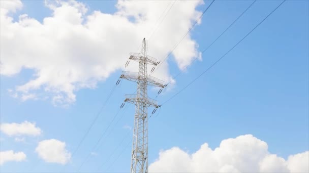 Las torres de transmisión hermosas nubes en el fondo. Las torres de transmisión pasan el tiempo, las nubes en el fondo — Vídeos de Stock