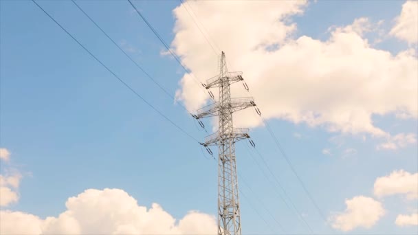 Transmission torn vackra moln i bakgrunden. Sändning torn tid förfaller, moln i bakgrunden — Stockvideo
