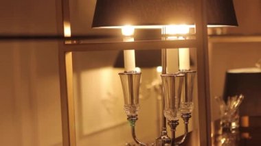 Klasik lamba. Çok güzel bir lamba. Pahalı bir lamba.