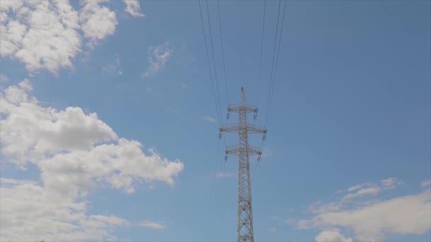 Elektriciteit transportlijn. Elektriciteitsmasten vervallen, wolken op de achtergrond. Hoogspanningstoren. Mooie wolken op de achtergrond van Elektriciteit pylonen time lapse — Stockvideo