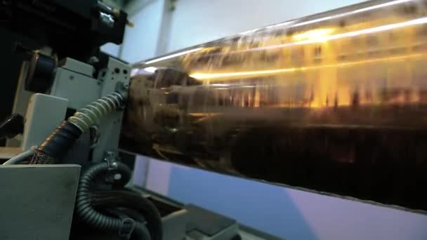 The mechanism of printing on wallpaper. Modern digital printing press. Shaft for printing print on the wallpaper. Wallpaper manufacturing process — Stock Video