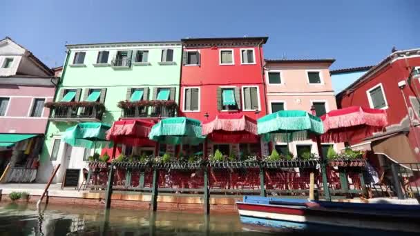 Färgglada café på gatorna i Venedig, färgade byggnader på gatorna i Bruno — Stockvideo