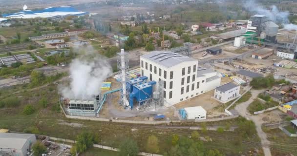 Tlustý bílý kouř z rostliny. Lítat nad moderní rostlinou. Pohled shora rostliny. — Stock video