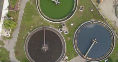 Endüstriyel su tedavisi. Kanalizasyon tedavisinin havadan görüntüsü. Su arıtma tesisleri üzerinde uçuş