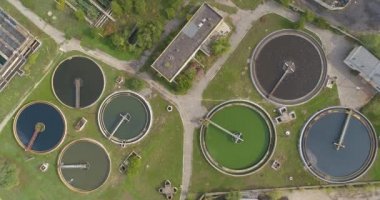 Su arıtma tesisinin üzerinde uçuyor. Yuvarlak şekilli üst görünümü olan atık su arıtma tesisi. Su arıtma tesisleri.