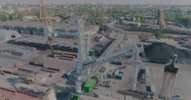 Limanda kargo gemileri, limanda büyük gemi ve vinçler. Büyük bir sanayi limanındaki panoramik manzara