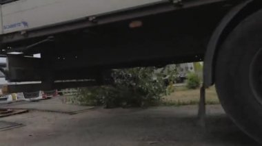 Mavi römorklu beyaz kamyon, kamyon tartı istasyonları, tartı istasyonu, ağırlık köprüsü, ağırlık ölçüm ekipmanları.