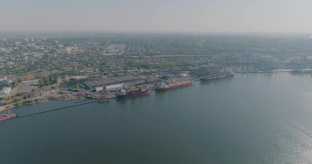 Suchy statek towarowy w porcie. Żuraw portowy ładuje ładunek na suchy statek towarowy — Wideo stockowe