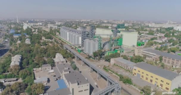 Volar cerca de silos para almacenar grano, silo y vista aérea del transportador rascador — Vídeo de stock