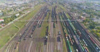 Büyük tren deposu manzaralı. Demiryolu istasyonunda bir sürü renkli tren var.