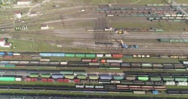 Yük trenleri demiryolu kavşağının üst tarafında duruyor. Büyük bir demiryolu kavşağının üzerinden uç..