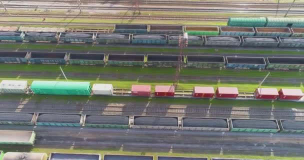 Sorvolando treni merci. Treni ferroviari vista dall'alto. Giunto ferroviario industriale con tempo soleggiato — Video Stock