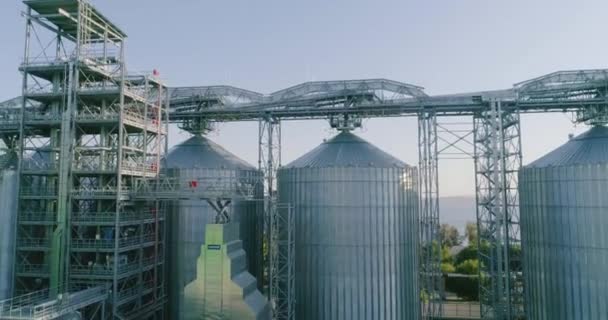 Silo di grano moderno. Stoccaggio del grano in un ascensore metallico — Video Stock