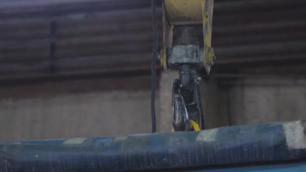 Tovární magnet s kovovými kuličkami, průmyslový magnet, výroba kuliček, výroba ložisek. — Stock video