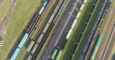 Büyük bir demiryolu kavşağının üzerinden uç. Yük trenleri demiryolu kavşağının üst tarafında duruyor.