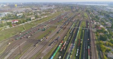 Güneşli havada sanayi demiryolu kavşağı. Yük trenlerinin üzerinden uçuyor. Tren yolu manzaralı..