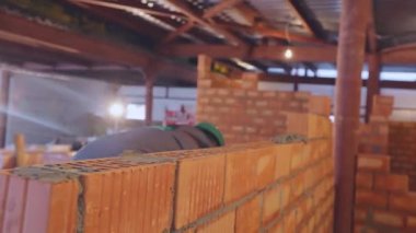 Tuğla döşeme zamanı, inşaat alanı zaman turları üzerinde çalışma