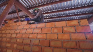 Tuğla döşeme zamanı, inşaat alanı zaman turları üzerinde çalışma