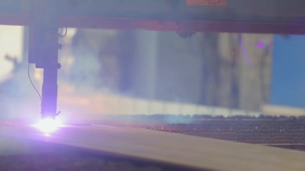 CNC felvágja a fémlemezt gázzal közelről. Fémlemez vágása CNC-vágógéppel. — Stock videók