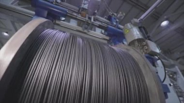 Yapım aşamasında elektrik kablosunun bobbin kutusuna sarılması. Kablolu yayın. Kablo fabrikası