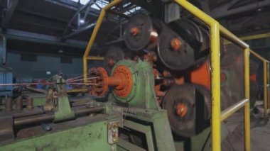 Bakır kabloyu karıştırıyorum. Makine bir fabrikada bakır telleri karıştırıyor. Kablo üretimi için bitki. Bakır kabloya yakın çekim.