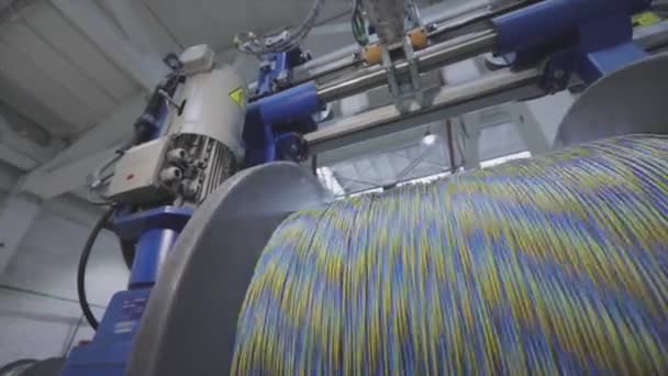 Kabelfabriek. Winding van de elektrische kabel naar de spoel in de productie. Kabelpdroductie. Sluitingsdatum — Stockvideo