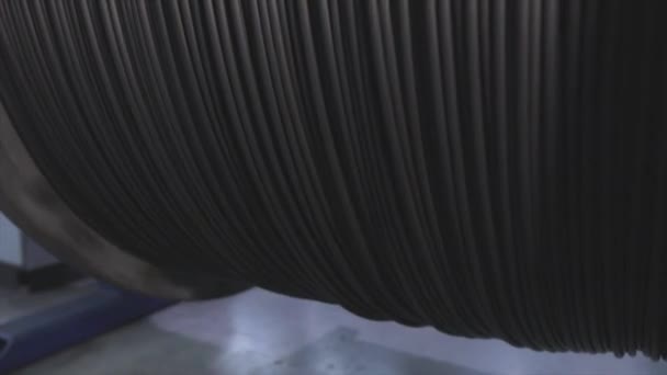 生産中のボビンに電気ケーブルの巻線。ケーブル生産。ケーブル工場 — ストック動画