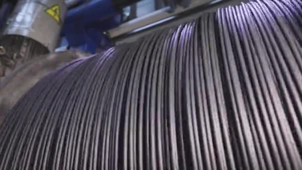 Winding van de elektrische kabel naar de spoel in de productie. Kabelpdroductie. Kabelfabriek — Stockvideo