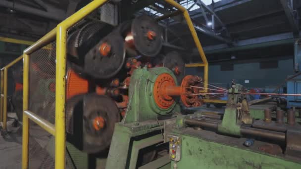 Maskinen blandar koppartråd i en fabrik. Anläggning för tillverkning av kabeln. Blandning av koppartråd. Närbild av en kopparkabel. — Stockvideo