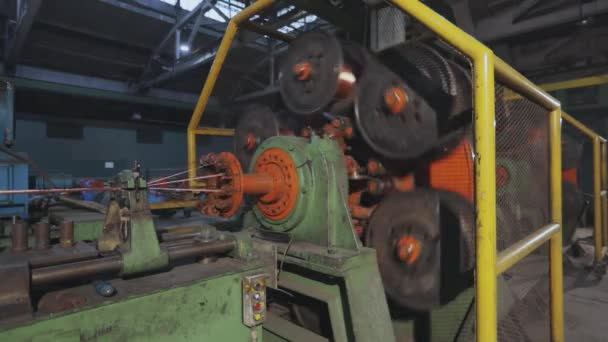 Mischen von Kupferdraht. Maschine mischt Kupferdraht in einer Fabrik. Anlage zur Herstellung des Kabels. Nahaufnahme eines Kupferkabels. — Stockvideo