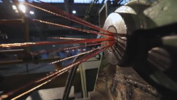 Mezclando alambre de cobre. Planta para la producción del cable. Primer plano de un cable de cobre. — Vídeo de stock