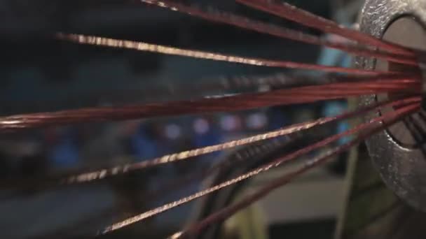 Mezclando alambre de cobre. Planta para la producción del cable. Primer plano de un cable de cobre. — Vídeo de stock