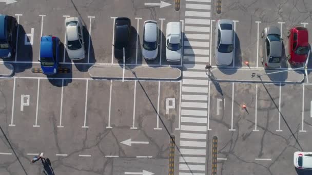Parkolás közel a bolt kilátás a drón. Sok autó a parkolóban felülnézetből — Stock videók