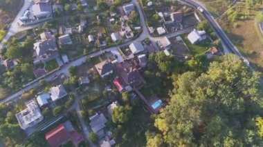 Havadan güzel bir kulübe. Göl kenarında yazlık evler. Gölün yanındaki kulübelerin üzerinden uçuyor.