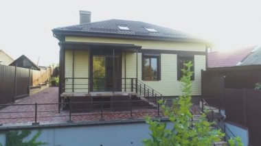 Kahverengi kiremitleri olan küçük bir kulübe. Modern kır evi. Güzel kulübe.
