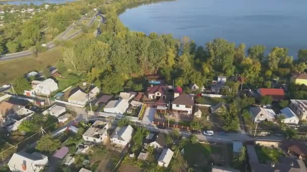 Beautiful cottage from the air. Summer cottages near the lake. Flying over the cottages next to the lake — Stock Video