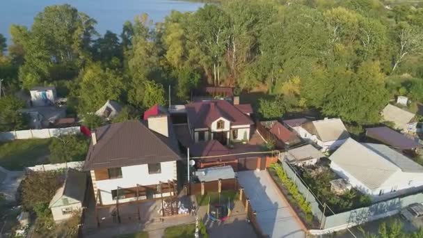 Pemandangan atas cottage modern. Rumah desa yang indah. Terbang di atas rumah yang indah — Stok Video