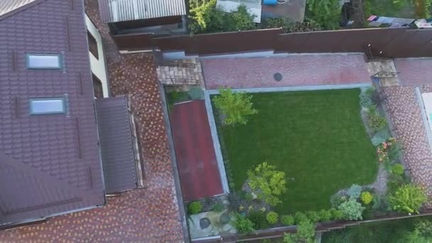 Casa di campagna con piscina vista dall'alto. Volare su una bella casa con piscina e prato verde — Video Stock