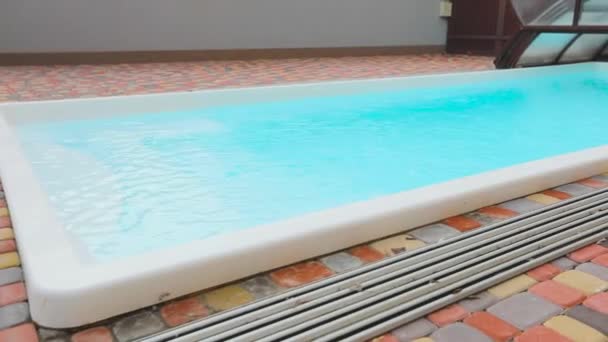 Pool in einem Landhaus. Pool im Hinterhof des Ferienhauses. — Stockvideo