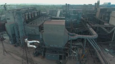 Büyük metalürjik bitki üst görüntüsü. Büyük bir metalürjik tesisin üzerinden uçmak. Büyük bir işletmenin endüstriyel dış mekanı. Havadan büyük bir bitki.