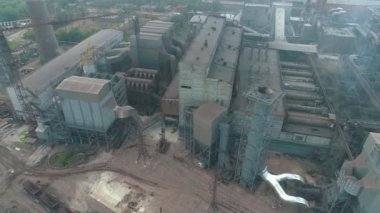 Büyük metalürjik bitki üst görüntüsü. Büyük bir metalürjik tesisin üzerinden uçmak. Büyük bir işletmenin endüstriyel dış mekanı. Havadan büyük bir bitki.