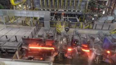 Metalurji fabrikasında metal üretim süreci. Modern bir fabrikada kırmızı sıcak metal. Modern metalurji fabrikası