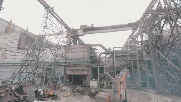 近代的な工場の外観。大規模工場の金属構造物。大企業の外観 — ストック動画