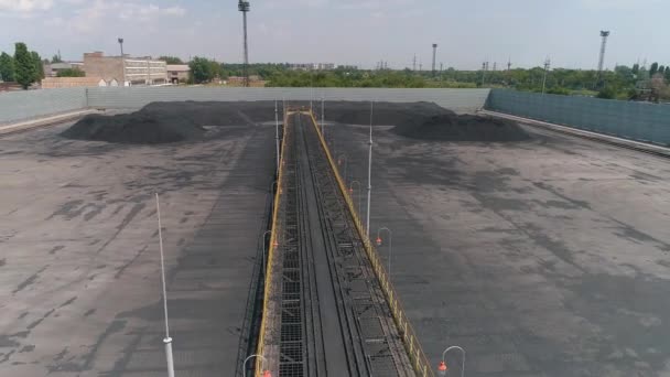 Survol d'un entrepôt de charbon en plein air. Four à coke charbon dans l'entrepôt en plein air vue de dessus. — Video