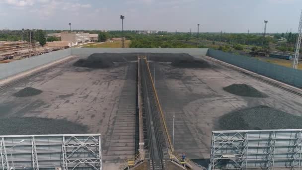 거대 한 현대 석탄 저 장소입니다. 코크스 오븐 석탄이 열린 공중 창고의 맨 위 뷰에 있습니다. 노천 석탄 창고 상공을 비행하는 모습 — 비디오