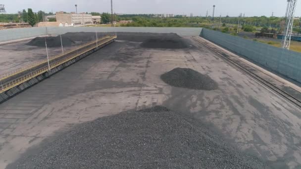 Egy nagy modern széntároló terület. Kokszolókemence szén a szabadtéri raktár tetején. Repülés egy szabadtéri szénraktár felett — Stock videók