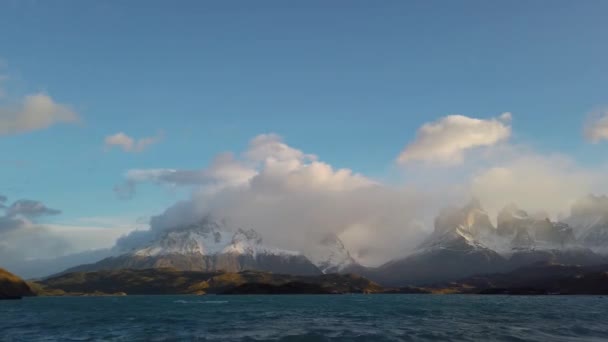 Lago Nordenskjold en Chile, Patagonia. Vista del Cerro Payne Grande y Torres del Paine — Vídeos de Stock