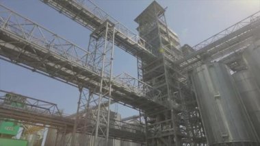 Büyük tahıl asansörü, tahıl depolamak için büyük metal bir silo.
